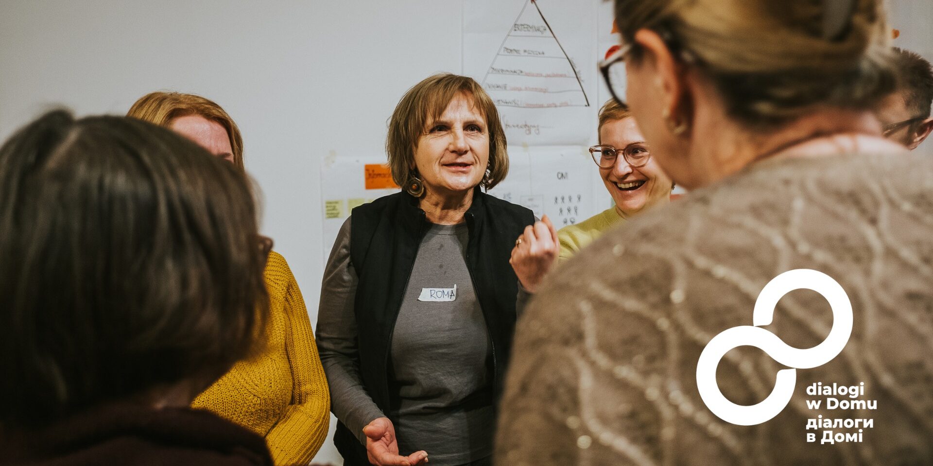 dialogi Przemysl Zdjęcie przedstawia kobiety w trakcie rozmowy