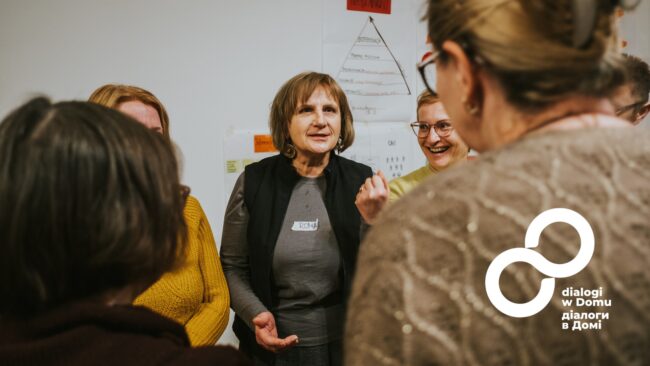 Zdjęcie przedstawia kobiety w trakcie rozmowy