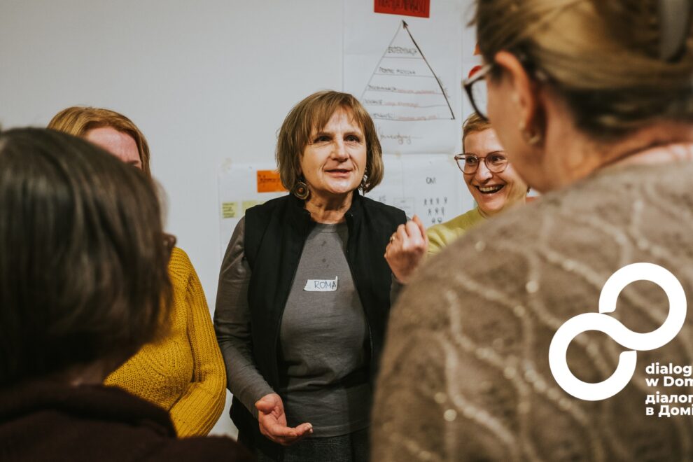 dialogi Przemysl Zdjęcie przedstawia kobiety w trakcie rozmowy