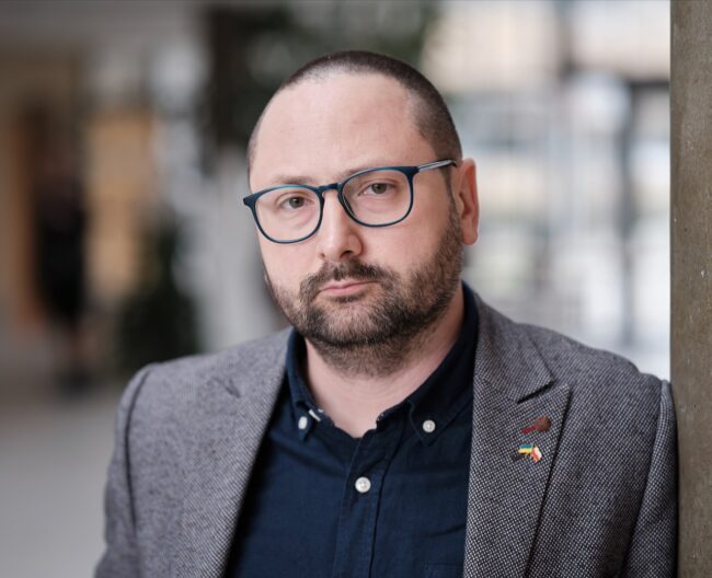 WG igor ksenicz Mężczyzna w okularach i popielatej marynarce