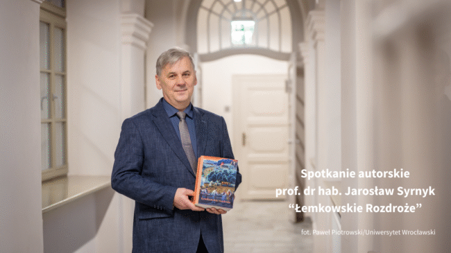 Mężczyzna w marynarce trzymający w rękach książkę